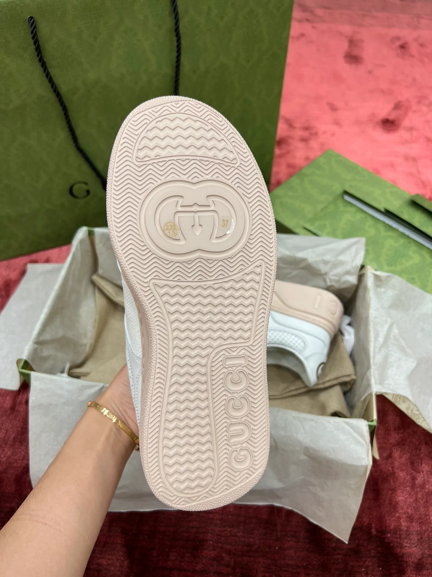 👟👟Ex-factory price 480👟👟 Gucc*i~~New upgraded version, original original color @GG couple's thick-soled shoes...biscuit shoes...white shoes...sneakers...flat shoes...catwalk style: celebrities, Internet celebrities, Xiaohongshu, etc. will definitely plant grass and call❤ Original customized cowhide fabric (classic old floral fabric, perforation, embossing process), the original bottom has a big logo, and there is a GG on the heel Logo, 5cm thick sole, classic Gucci webbing... Women's size 35-40, men's size 39-44
